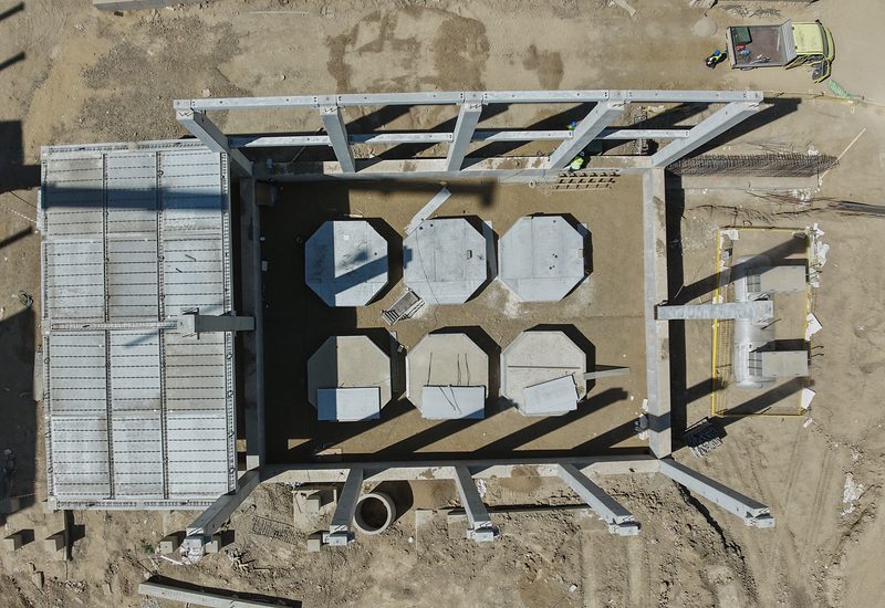 Elkészült nyolcszögletű vasbeton alaptestek és acél tartókeret felülnézetből, légi felvétel