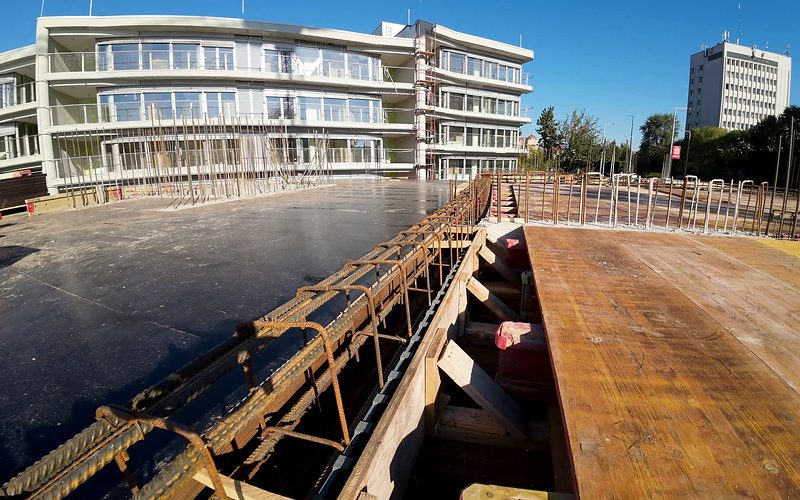 Vasbeton gerenda vasalása a födémzsaluzat mellett, szerkezetépítés közben